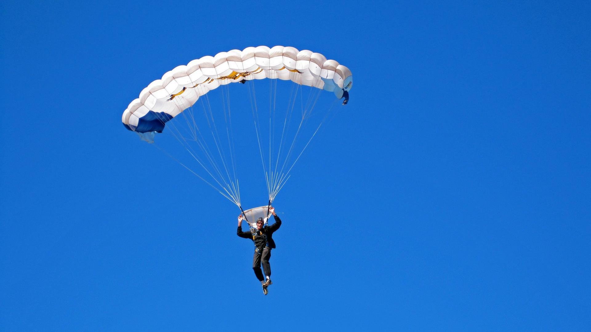 九游网-特色无人机空中表演，科技演绎运动新篇章，无人机表演创意