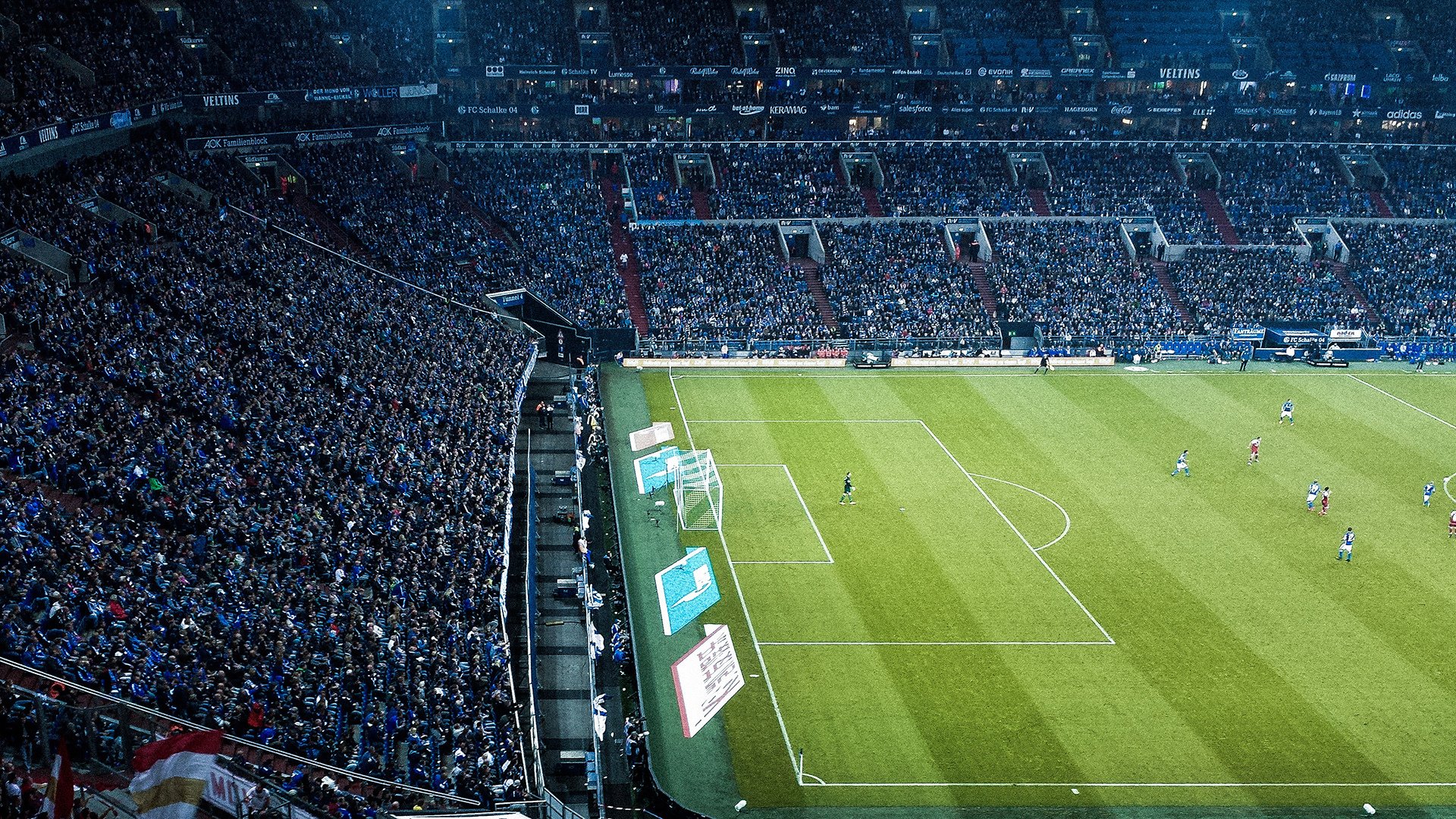 九游娱乐app下载-足球退役球员转型路径多元化探索，足球球员退役后干什么